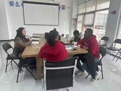 Khách hàng đến thăm nhà máy